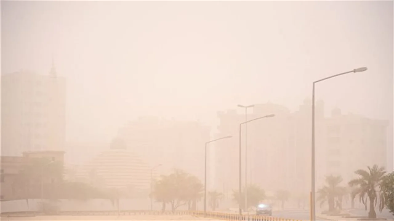 رياح عاصفة وضباب.. تحذيرات لسائقي المركبات والملاحة البحرية خلال الساعات القادمة